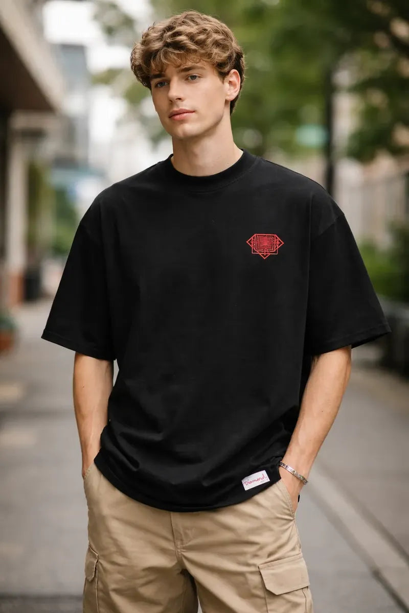 Modelo usando Camiseta Oversized Diamond Supply Co Retro Masculina, cor BLACK.