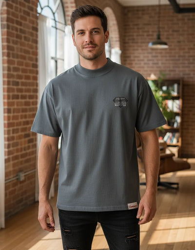 Modelo usando Camiseta Oversized Diamond Supply Co Retro Masculina, cor WASHED BLUE.