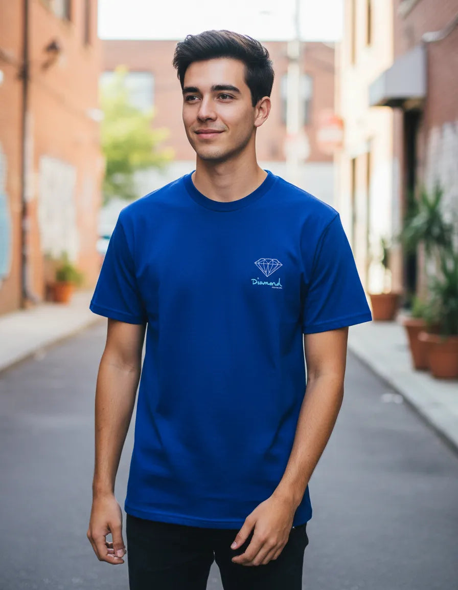 Modelo usando Camiseta Diamond Supply Co Small Og Sign Masculina, cor BLUEPRINT.
