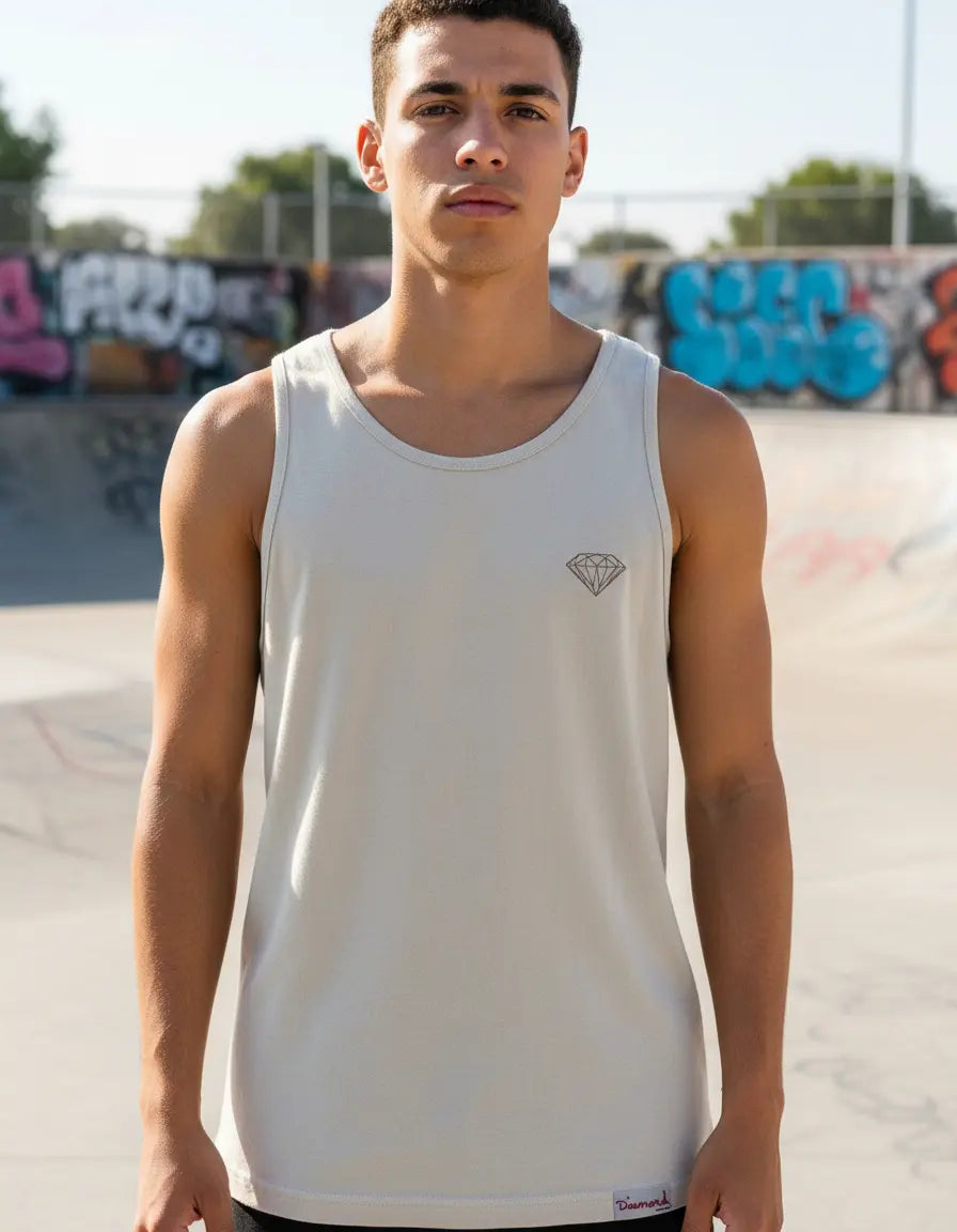 Modelo usando Camiseta Diamond Supply Co Brilliant Tank Masculina Algodão, cor CREAM.