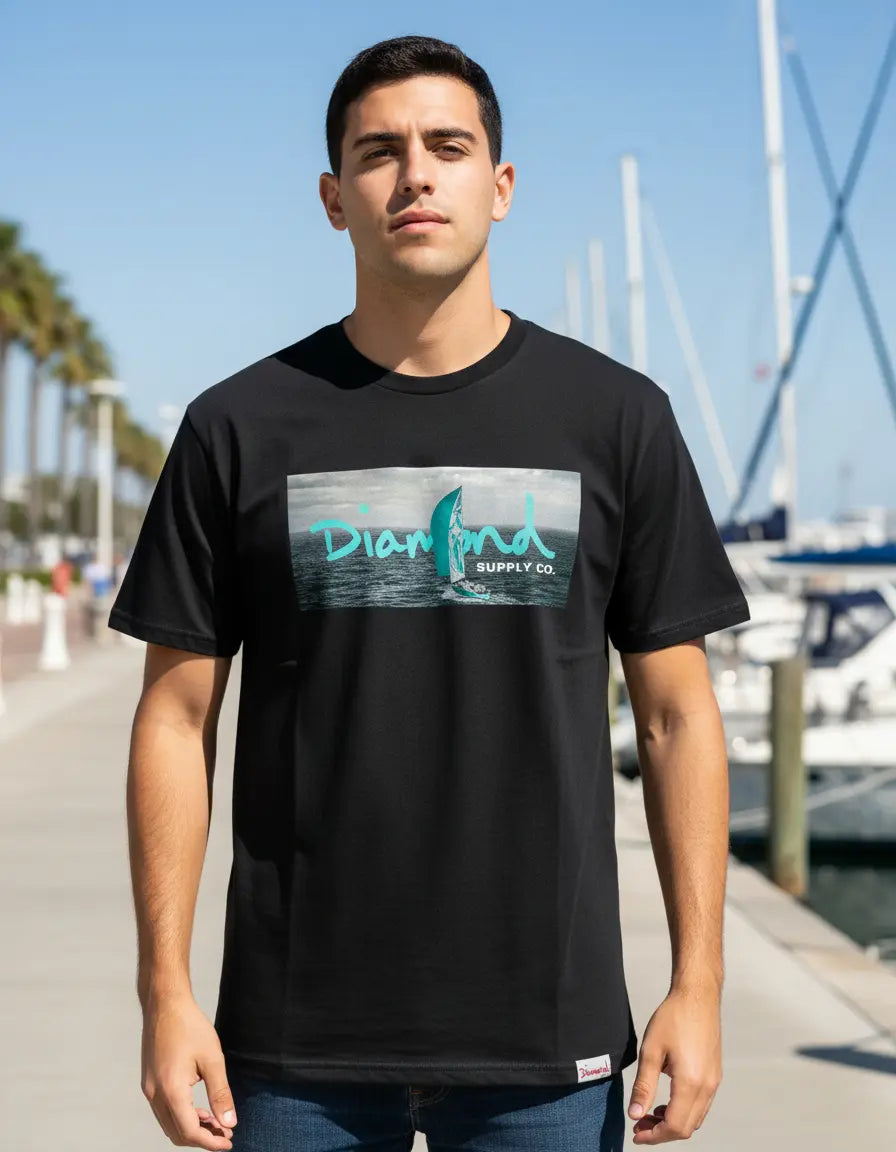 Modelo usando Camiseta Diamond Supply Co Og Yacht Club Masculina Algodão, cor BLACK.