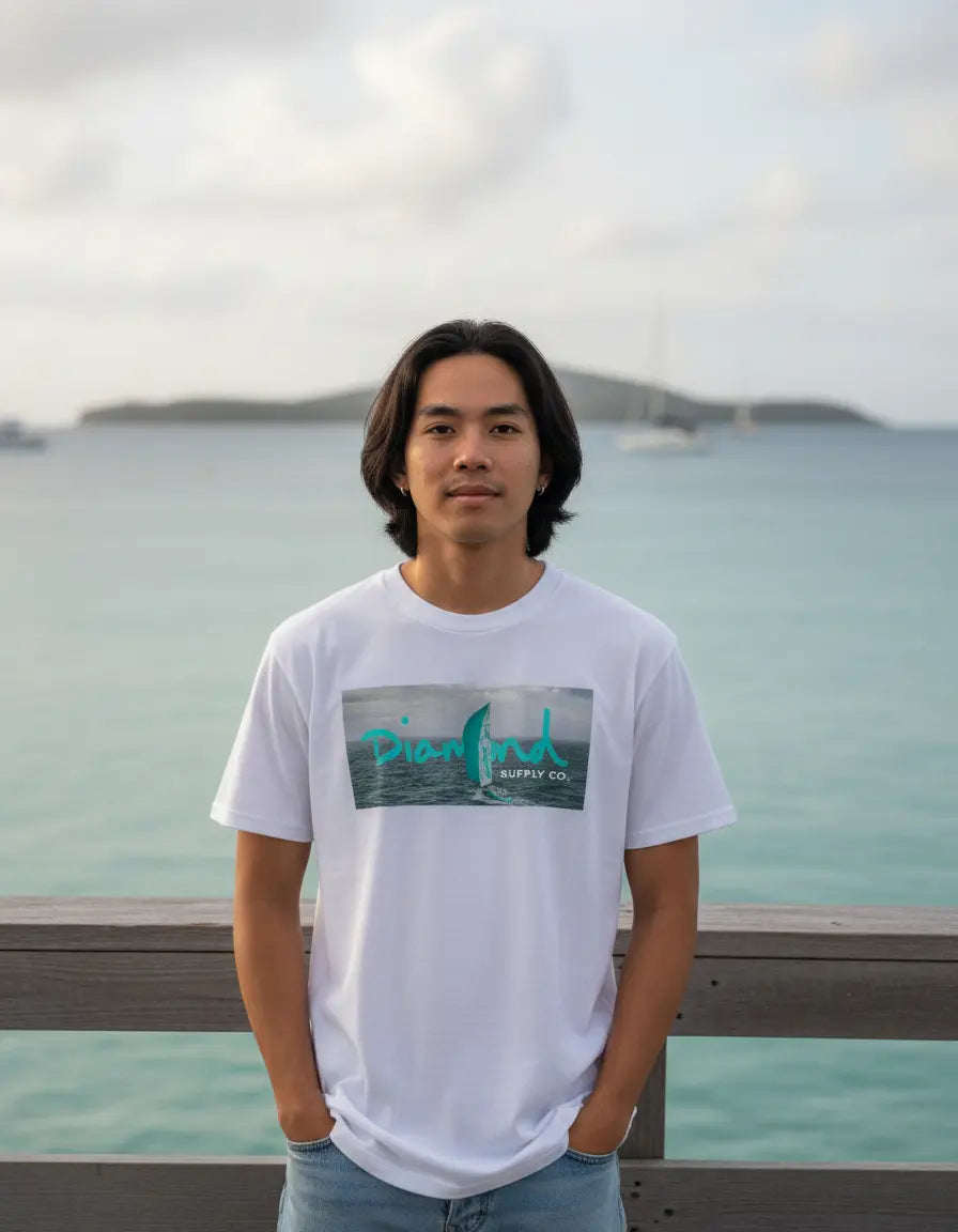 Modelo usando Camiseta Diamond Supply Co Og Yacht Club Masculina Algodão, cor WHITE.