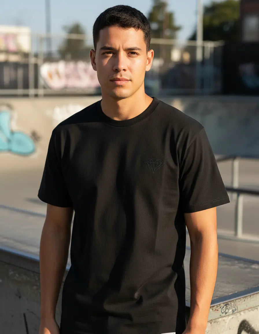 Modelo usando Camiseta Diamond Supply Co Brilliant Masculina, cor BLACK.