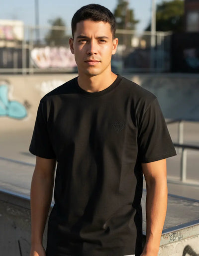 Modelo usando Camiseta Diamond Supply Co Brilliant Masculina, cor BLACK.