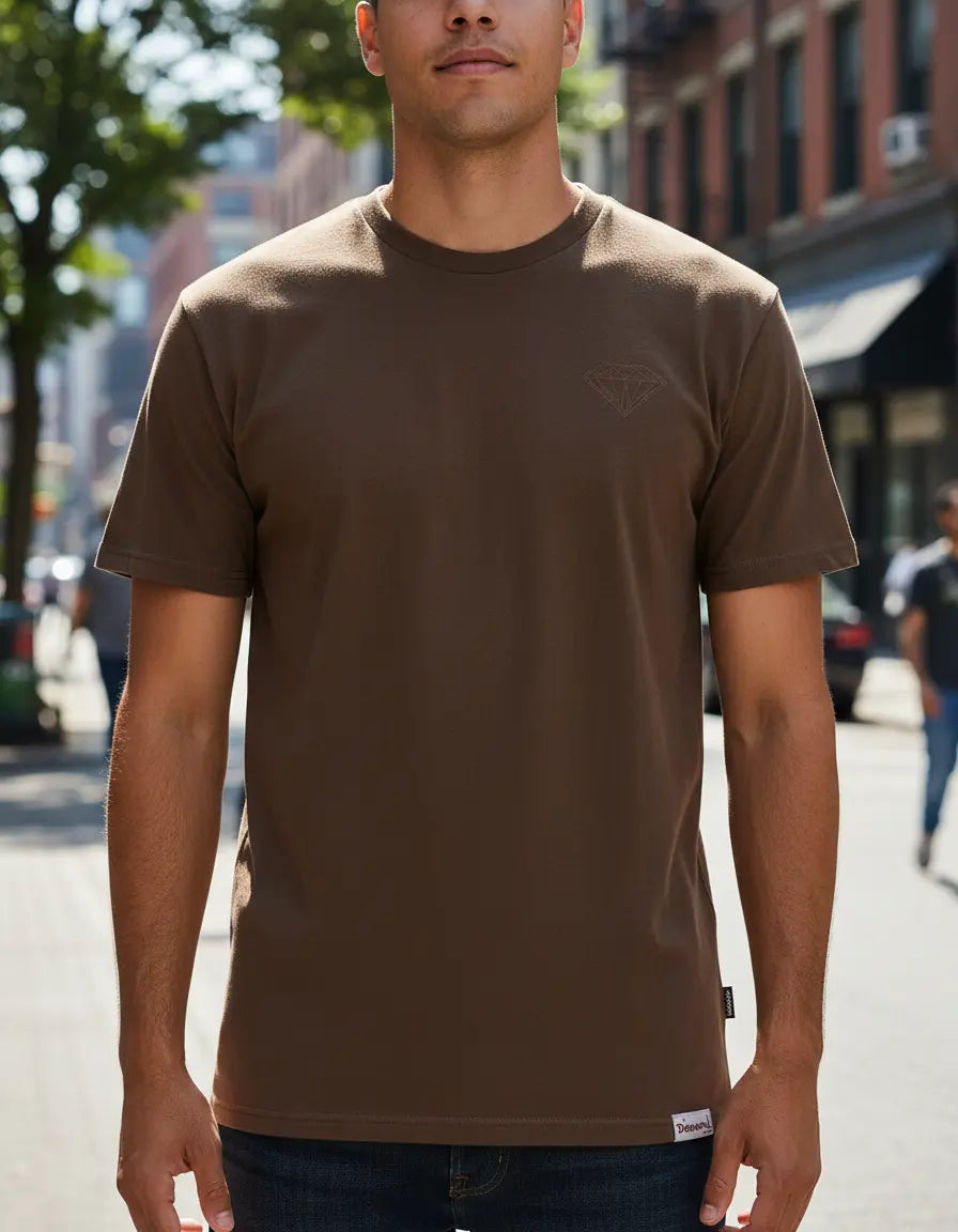 Modelo usando Camiseta Diamond Supply Co Brilliant Masculina, cor BROWN.