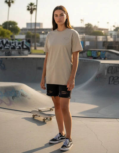 Modelo usando Camiseta Diamond Supply Co Brilliant Masculina, cor NEW SAND.