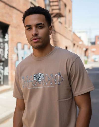 Modelo usando Camiseta Diamond Supply Co Secrets Die Masculina Algodão, cor KHAKI.