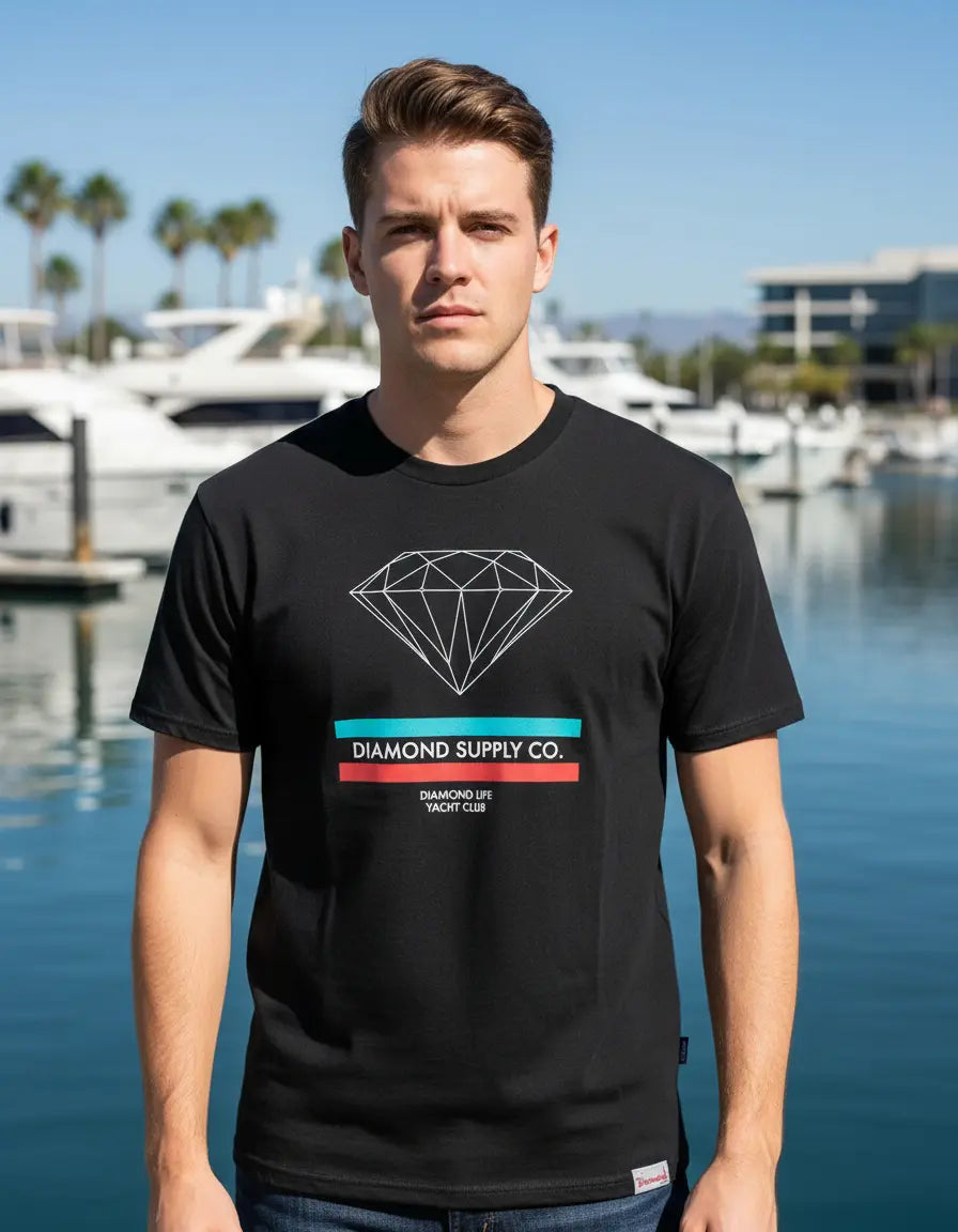 Modelo usando Camiseta Diamond Supply Co Yacht Club Classic Masculina, cor BLACK.