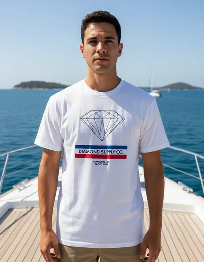 Modelo usando Camiseta Diamond Supply Co Yacht Club Classic Masculina, cor WHITE.