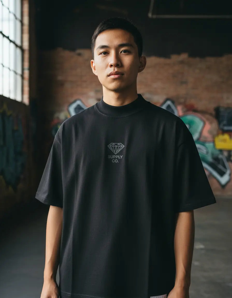 Modelo usando Camiseta Oversized Diamond Supply Co Brilliant Masculina, cor BLACK.