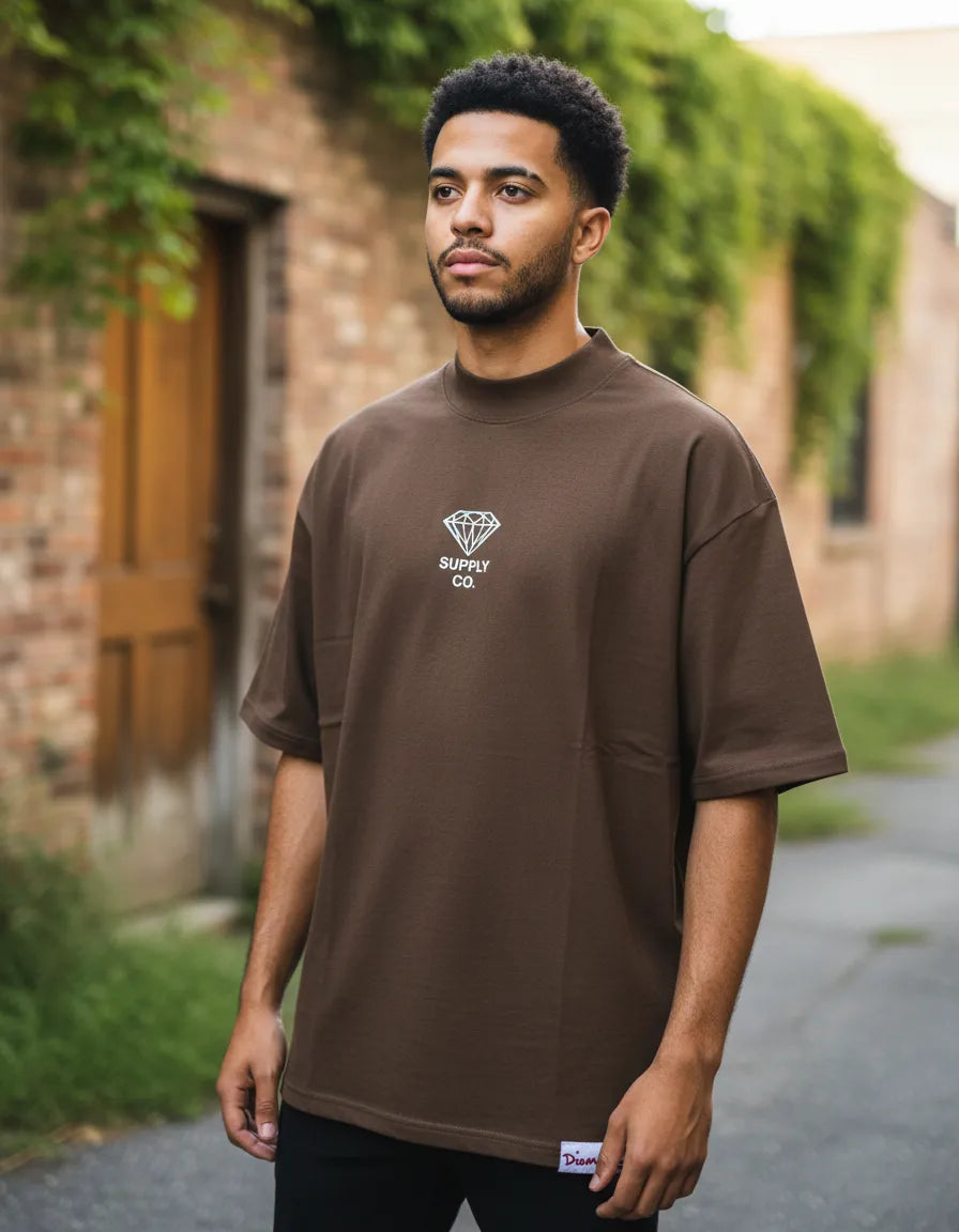 Modelo usando Camiseta Oversized Diamond Supply Co Brilliant Masculina, cor BROWN.