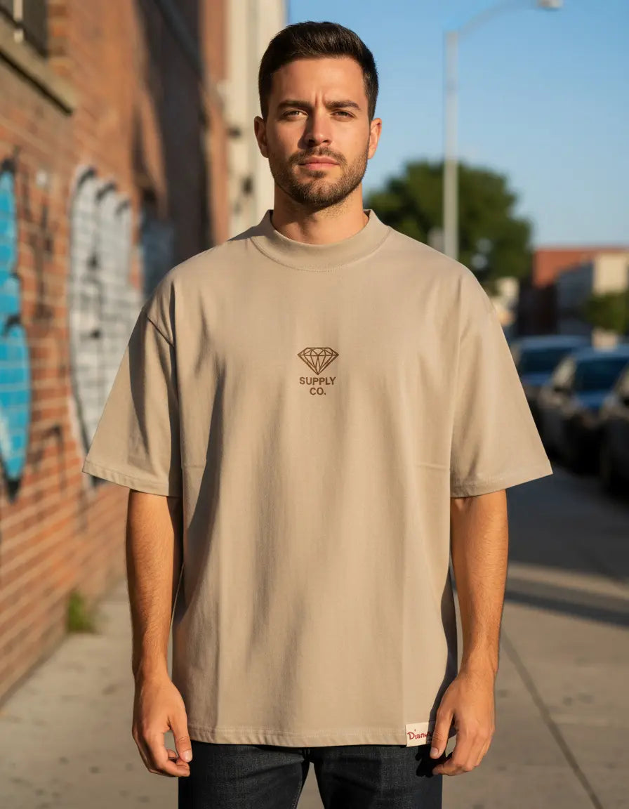 Modelo usando Camiseta Oversized Diamond Supply Co Brilliant Masculina, cor NEW SAND.