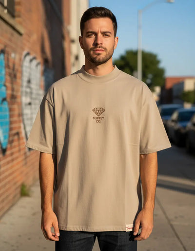 Modelo usando Camiseta Oversized Diamond Supply Co Brilliant Masculina, cor NEW SAND.