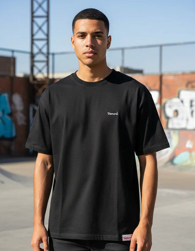 Modelo usando Camiseta Oversized Diamond Mini Brilliant Neck Masculina, cor BLACK.
