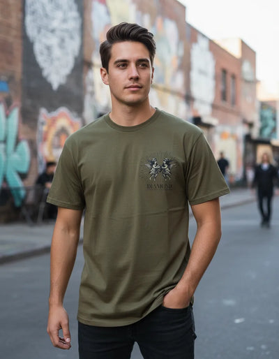 Modelo usando Camiseta Diamond Supply Co Shine Bright Angels Masculina, cor MARROM OTTER.