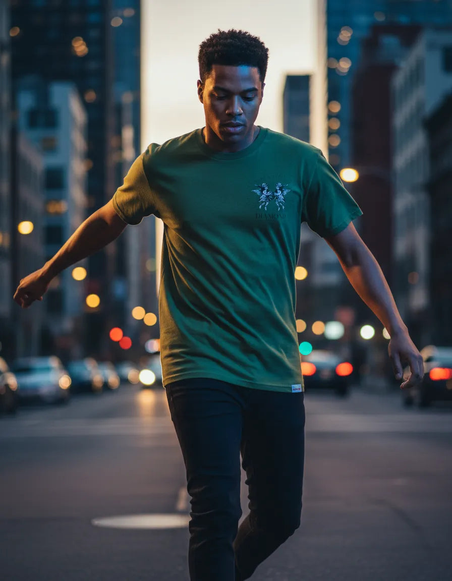 Modelo usando Camiseta Diamond Supply Co Shine Bright Angels Masculina, cor VERDE MILITAR.