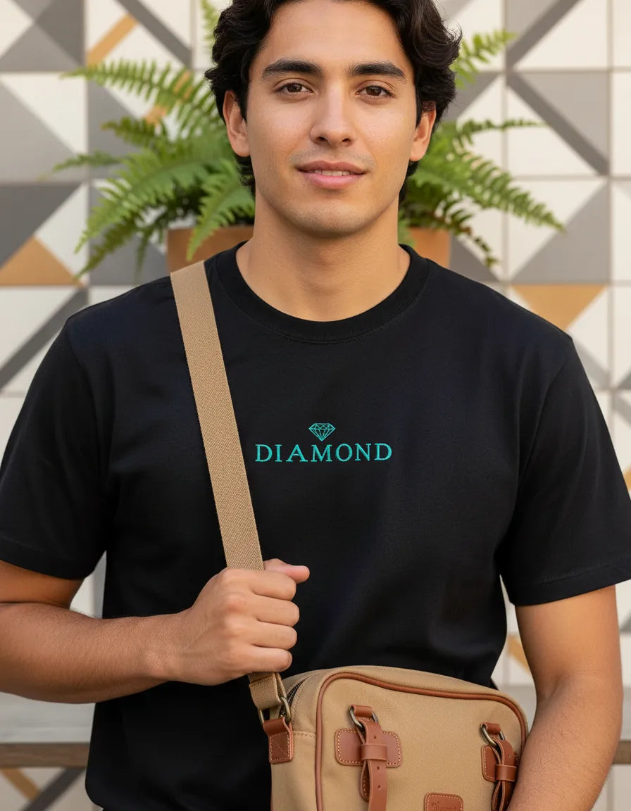 Modelo usando Camiseta Diamond Supply Co Classic Ii Masculina, cor BLACK.