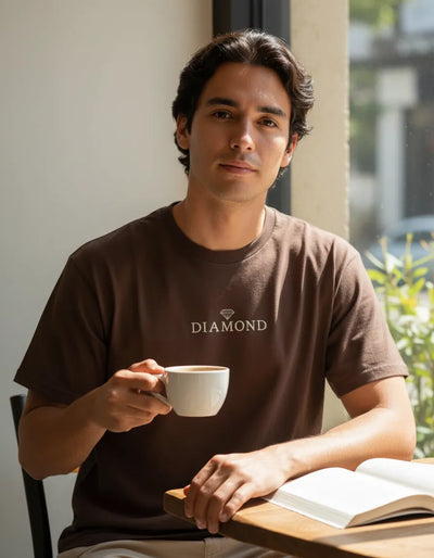 Modelo usando Camiseta Diamond Supply Co Classic Ii Masculina, cor CHOCOLATE.