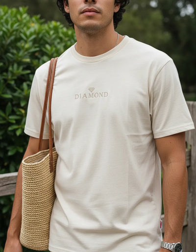 Modelo usando Camiseta Diamond Supply Co Classic Ii Masculina, cor CREAM.