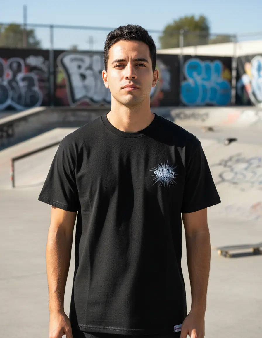 Modelo usando Camiseta Diamond Supply Co Shine Masculina Algodão, cor BLACK.