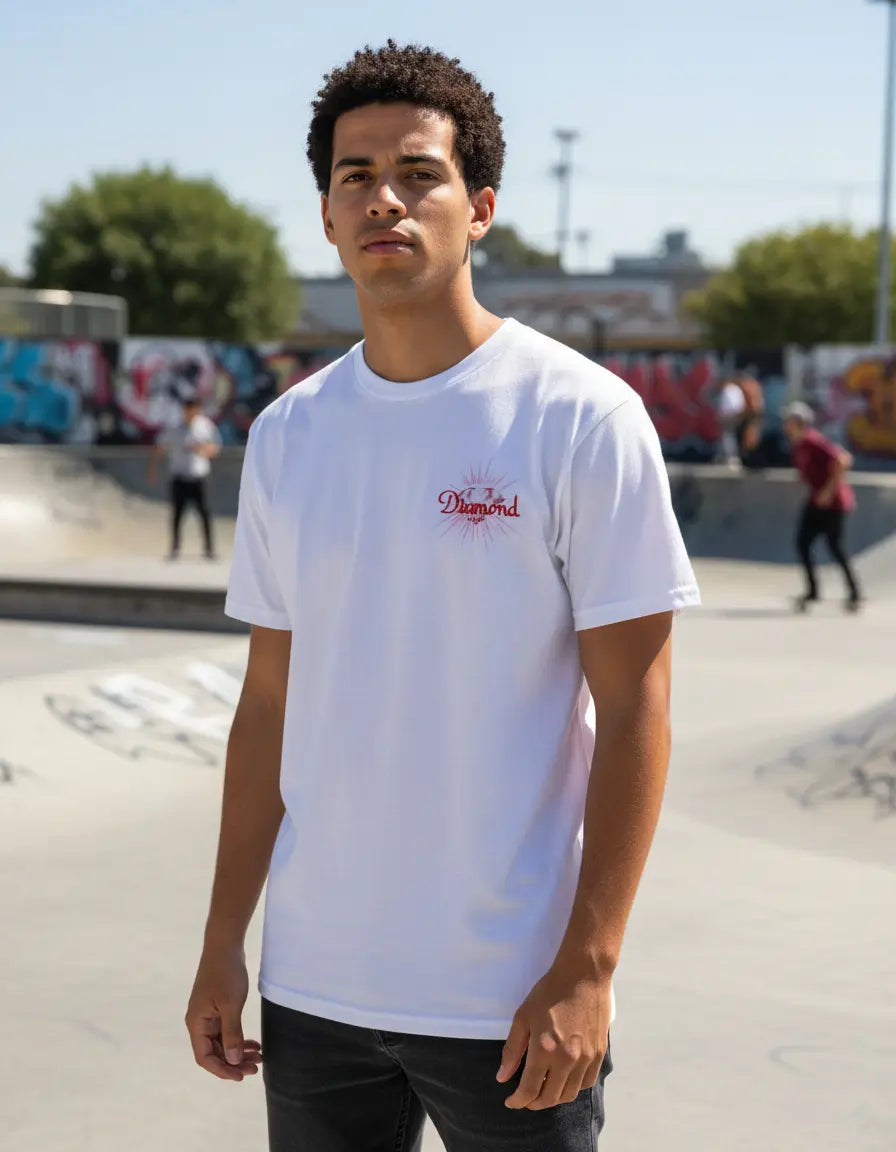 Modelo usando Camiseta Diamond Supply Co Shine Masculina Algodão, cor WHITE.
