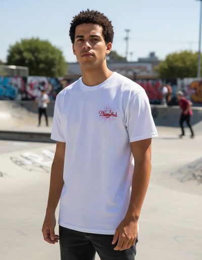Modelo usando Camiseta Diamond Supply Co Shine Masculina Algodão, cor WHITE.