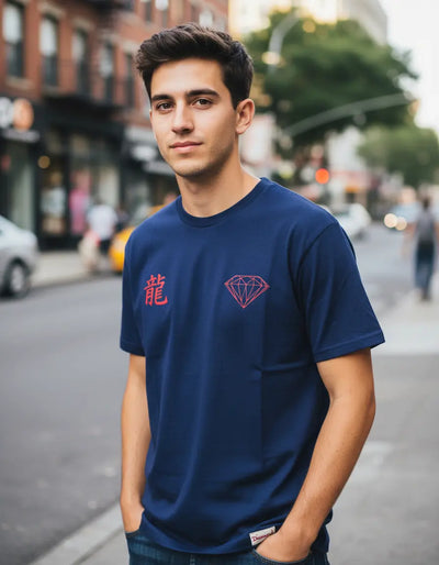 Modelo usando Camiseta Diamond Supply Co Dragon Masculina Algodão, cor BLUEPRINT.