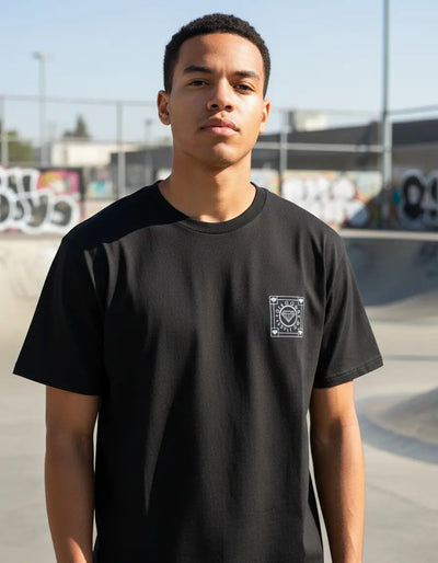 Modelo usando Camiseta Diamond Supply Co All Over Gems Masculina Algodão, cor BLACK.