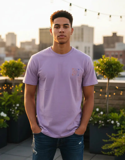 Modelo usando Camiseta Diamond Supply Co All Over Gems Masculina Algodão, cor LAVANDER.