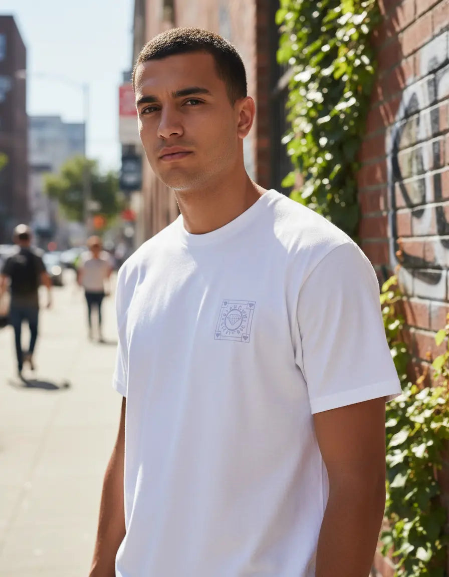Modelo usando Camiseta Diamond Supply Co All Over Gems Masculina Algodão, cor WHITE.