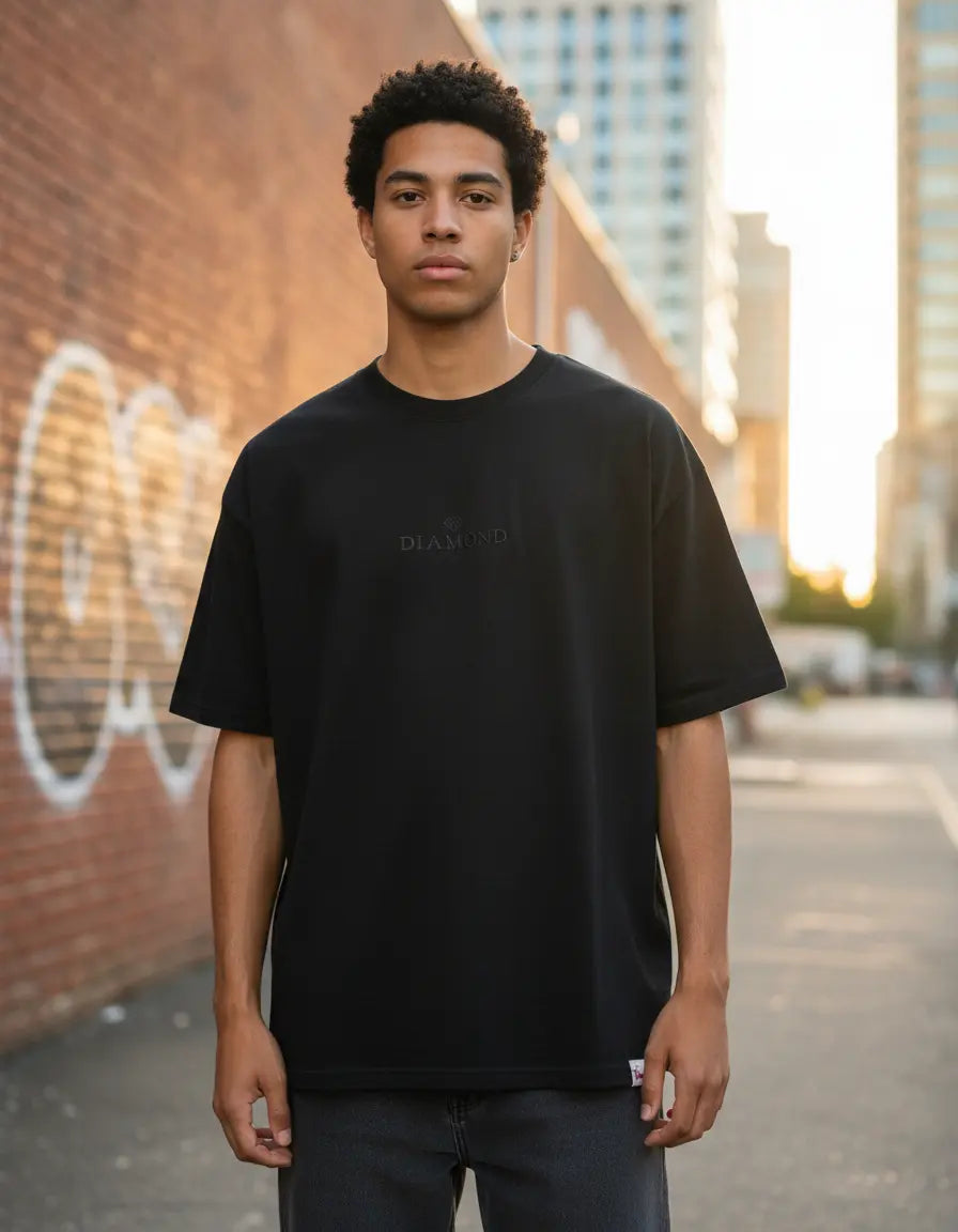 Modelo usando Camiseta Oversized Diamond Supply Co Classic Masculina, cor BLACK.
