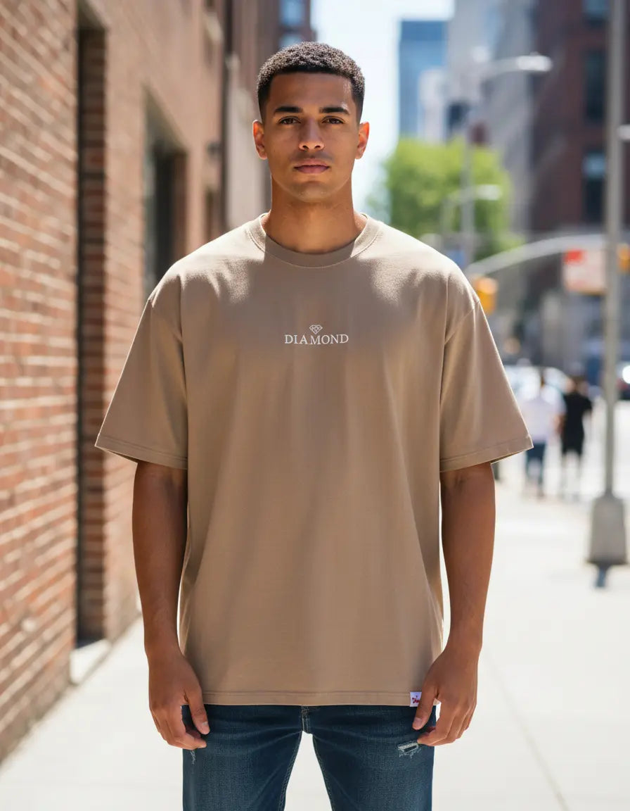 Modelo usando Camiseta Oversized Diamond Supply Co Classic Masculina, cor KHAKI.
