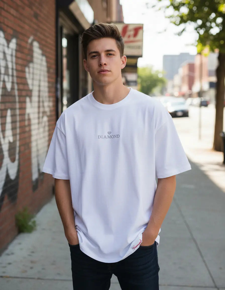Modelo usando Camiseta Oversized Diamond Supply Co Classic Masculina, cor WHITE.