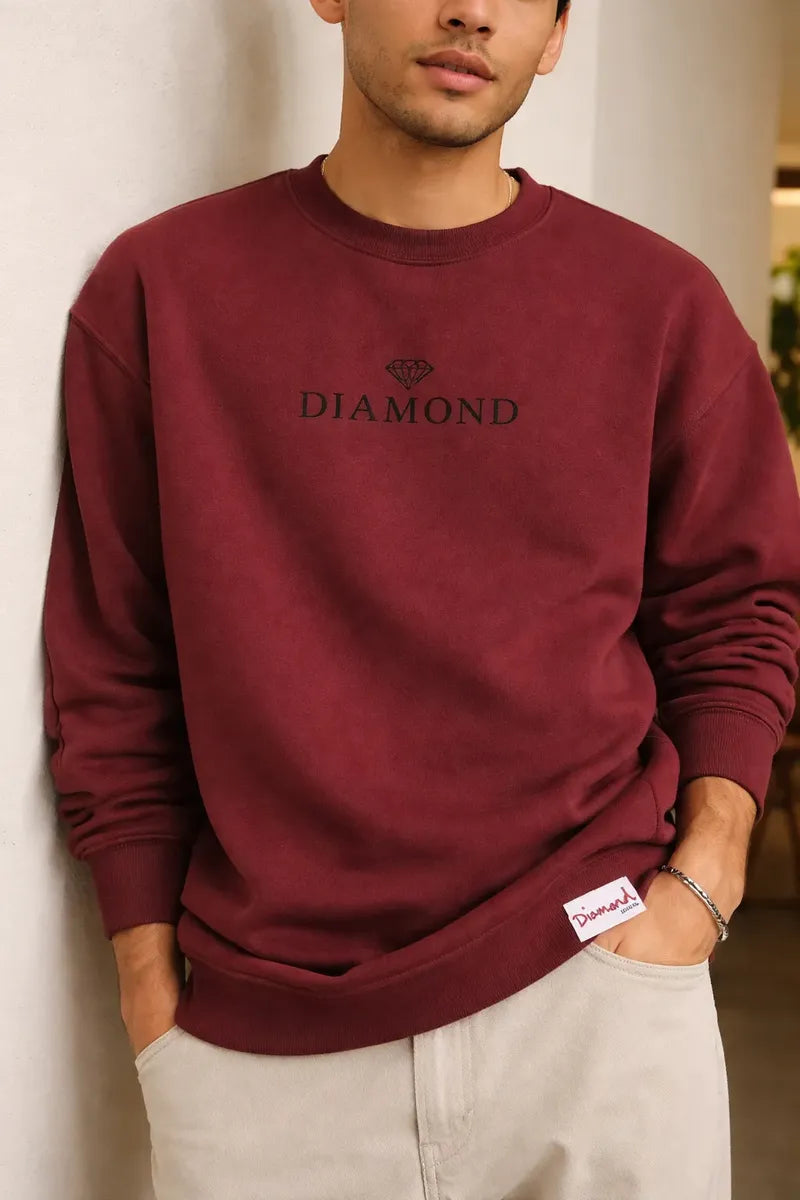 Modelo usando Moletom Gola Careca Diamond Classic Masculino, cor BIKING RED.