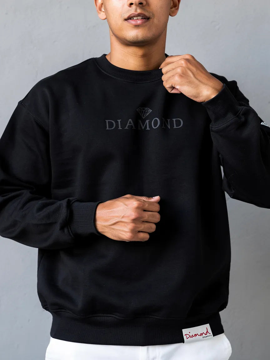 Modelo usando Moletom Gola Careca Diamond Classic Masculino, cor BLACK.