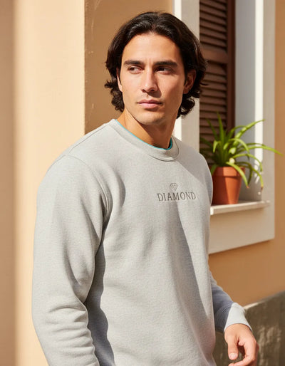 Modelo usando Moletom Gola Careca Diamond Classic Masculino, cor NEW SAND.