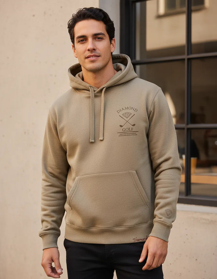Modelo usando Moletom Com Capuz Diamond Golf Masculino, cor NEW SAND.