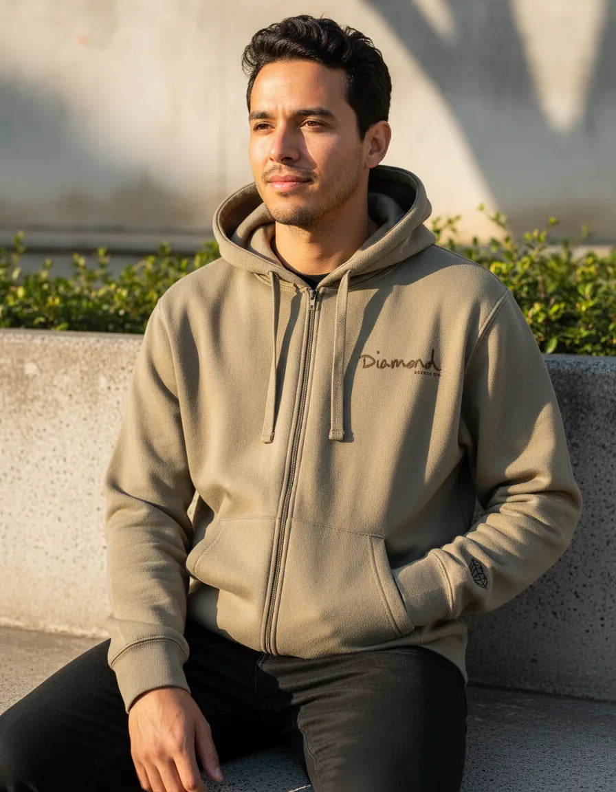 Modelo usando Moletom Com Capuz Diamond Mini Og Script Masculino, cor NEW SAND.
