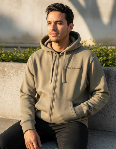 Modelo usando Moletom Com Capuz Diamond Mini Og Script Masculino, cor NEW SAND.