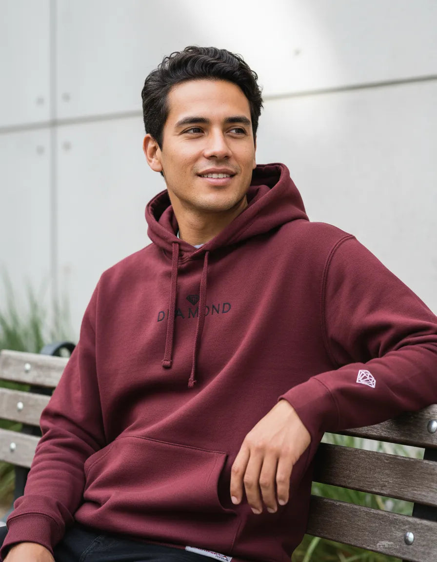 Modelo usando Moletom Com Capuz Diamond Classic Masculino, cor BIKING RED.