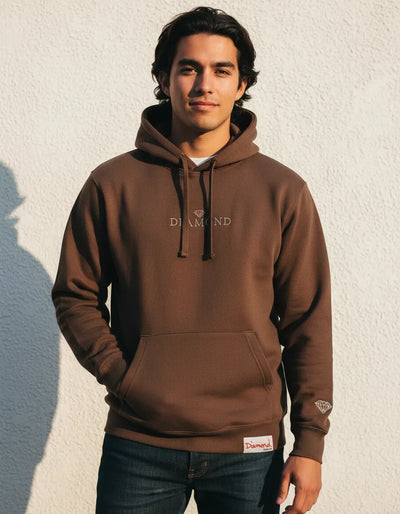 Modelo usando Moletom Com Capuz Diamond Classic Masculino, cor BROWN.