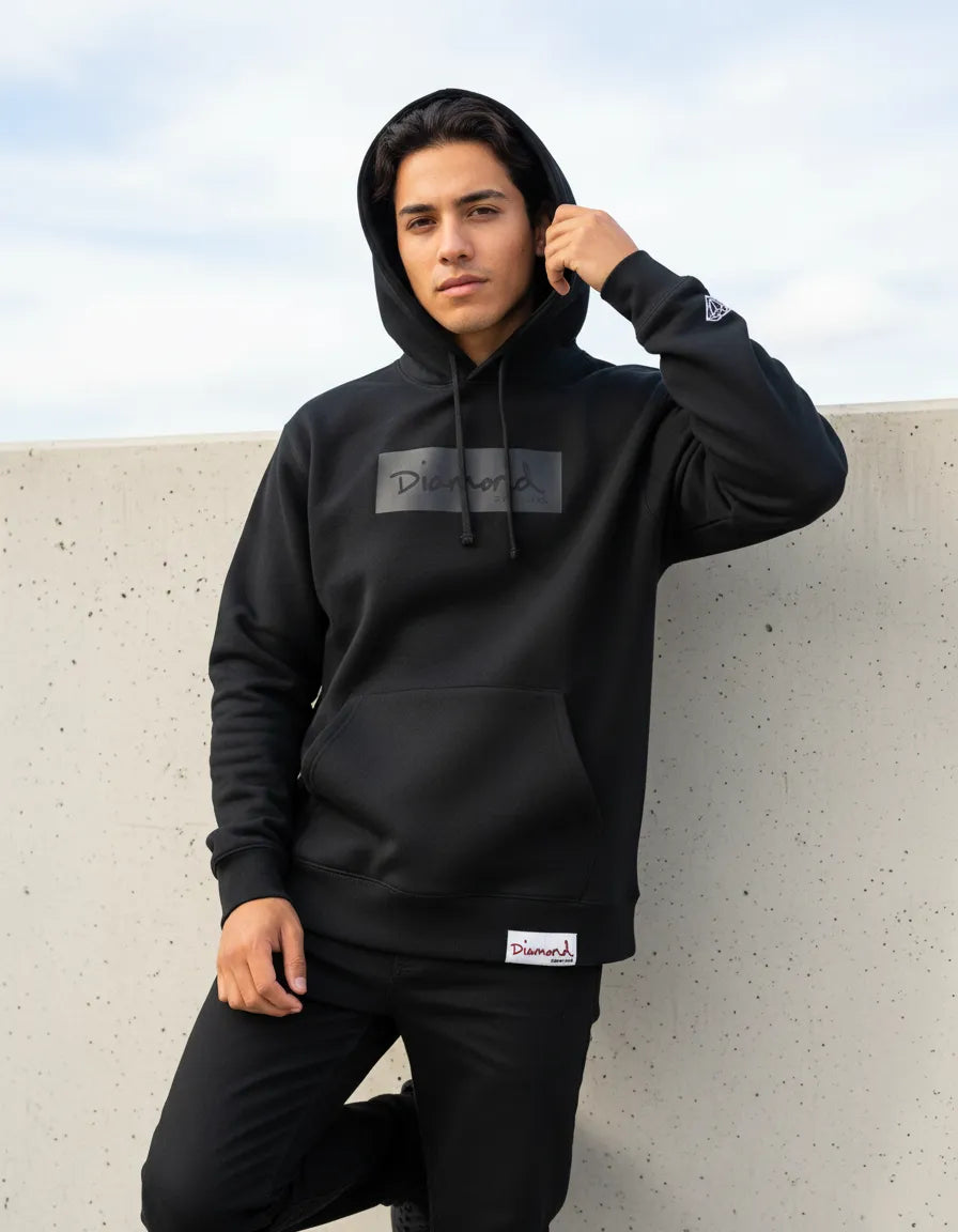 Modelo usando Moletom Com Capuz Diamond Tonal Box Logo Masculino, cor BLACK.