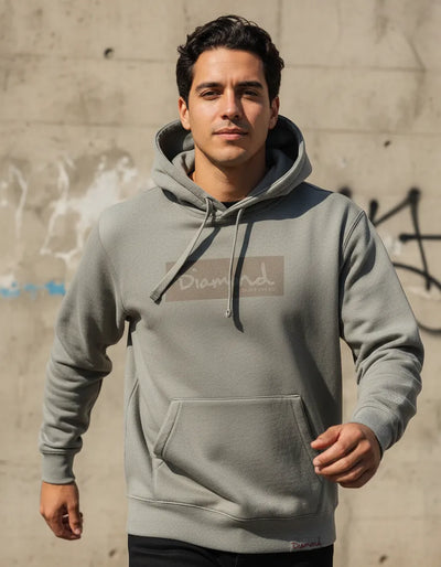 Modelo usando Moletom Com Capuz Diamond Tonal Box Logo Masculino, cor NEW SAND.