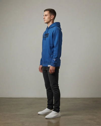 Modelo usando Moletom Com Capuz Diamond Tonal Box Logo Masculino, cor ROYAL BLUE.