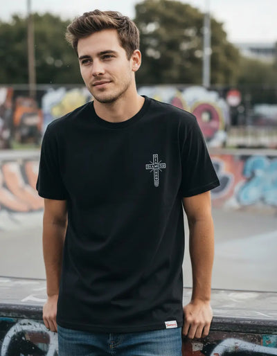 Modelo usando Camiseta Diamond Supply Co Skate Life Cross Masculina, cor BLACK.