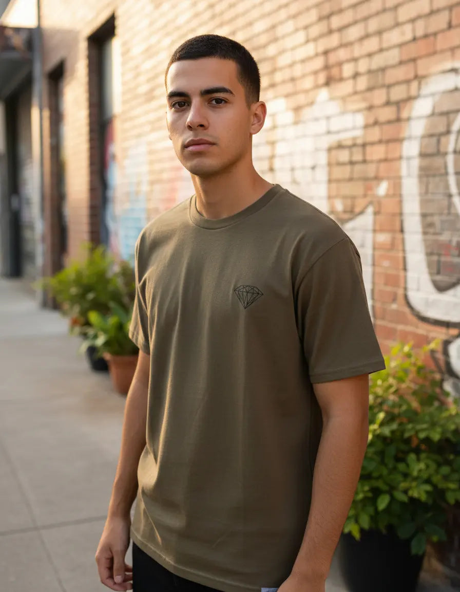 Modelo usando Camiseta Diamond Supply Co Brilliant Ii Masculina, cor KHAKI.