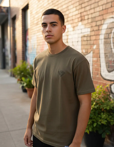 Modelo usando Camiseta Diamond Supply Co Brilliant Ii Masculina, cor KHAKI.