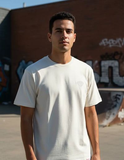 Modelo usando Camiseta Diamond Supply Co Brilliant Ii Masculina, cor MARFIM NATURAL.